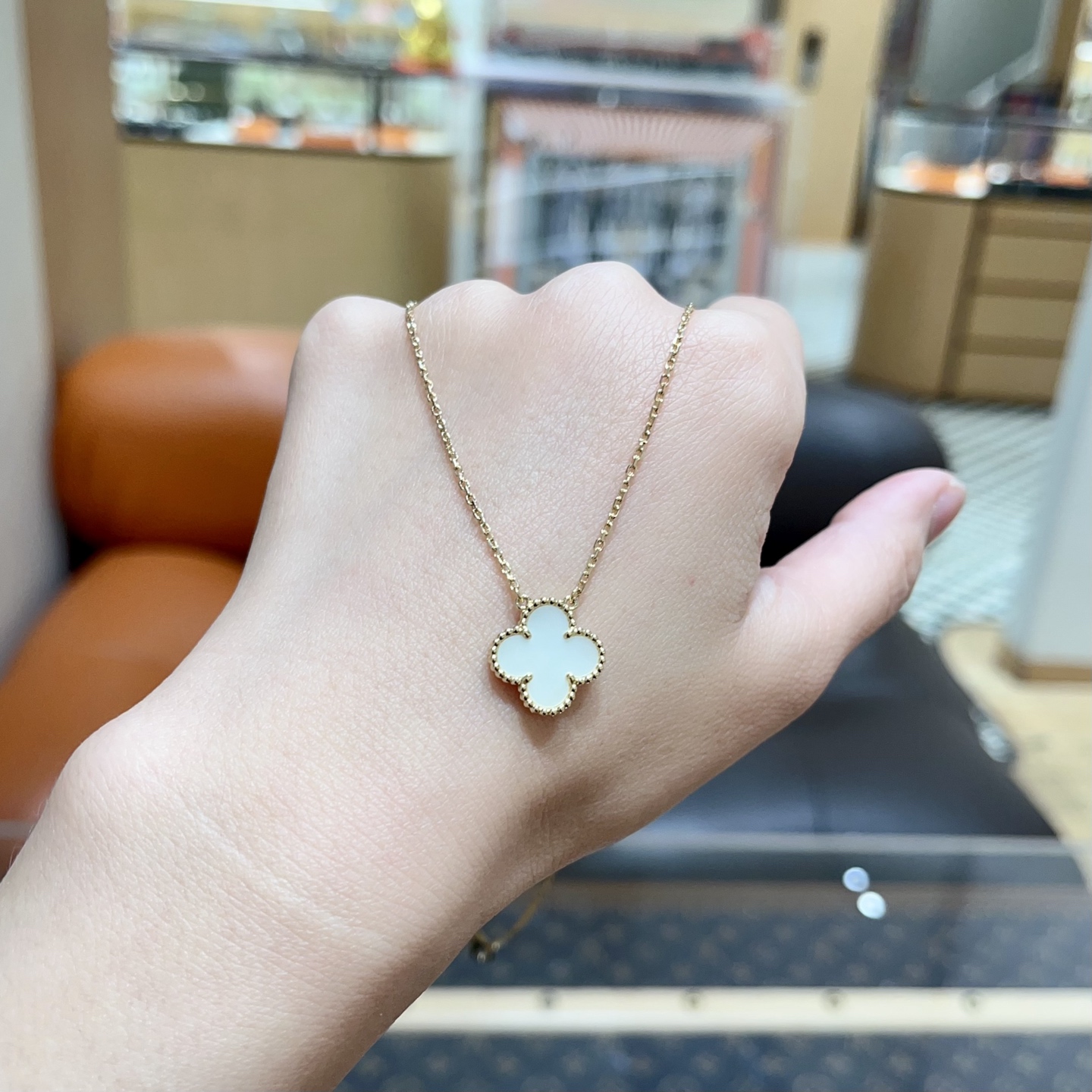 99新 梵克雅宝 黄金白贝母四叶草项链 链长42cm 工价24600!  