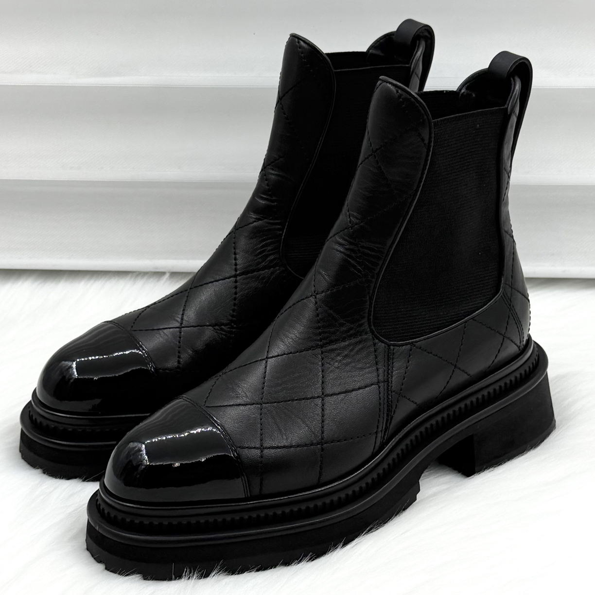 99新 Chanel/香奈儿 字母钉珠切尔西短靴 35.5码 公价1.2w zy064