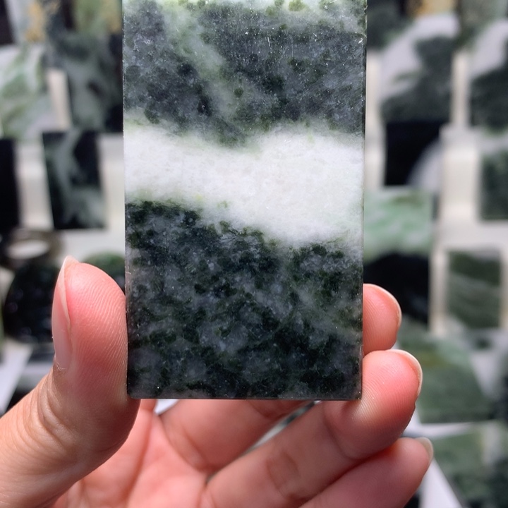 独山玉颈饰未镶嵌