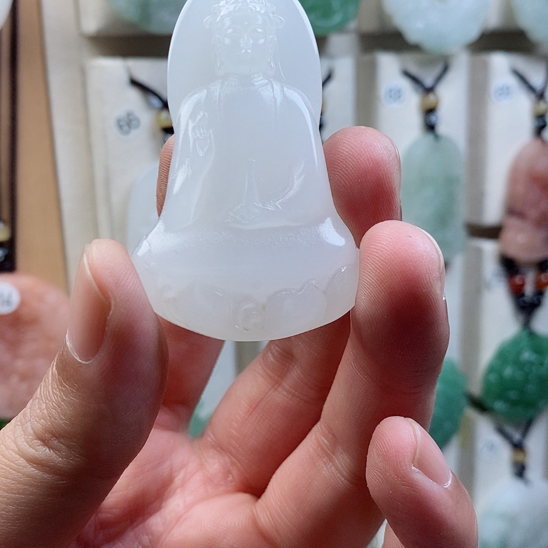 颈饰未镶嵌石英质玉（金丝玉）