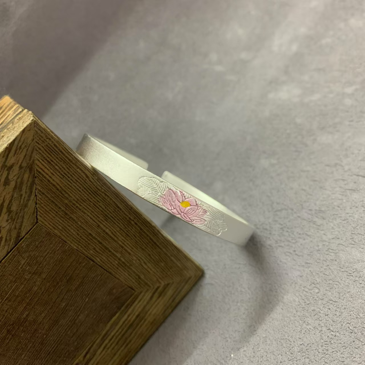 足银手镯  SZ059银色珐琅彩荷花手镯