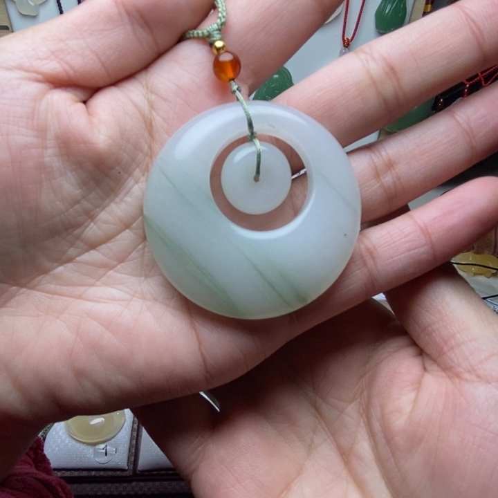 石英质玉颈饰未镶嵌得***定
