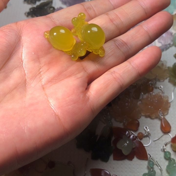 健***丽蛇纹石玉未镶嵌耳坠