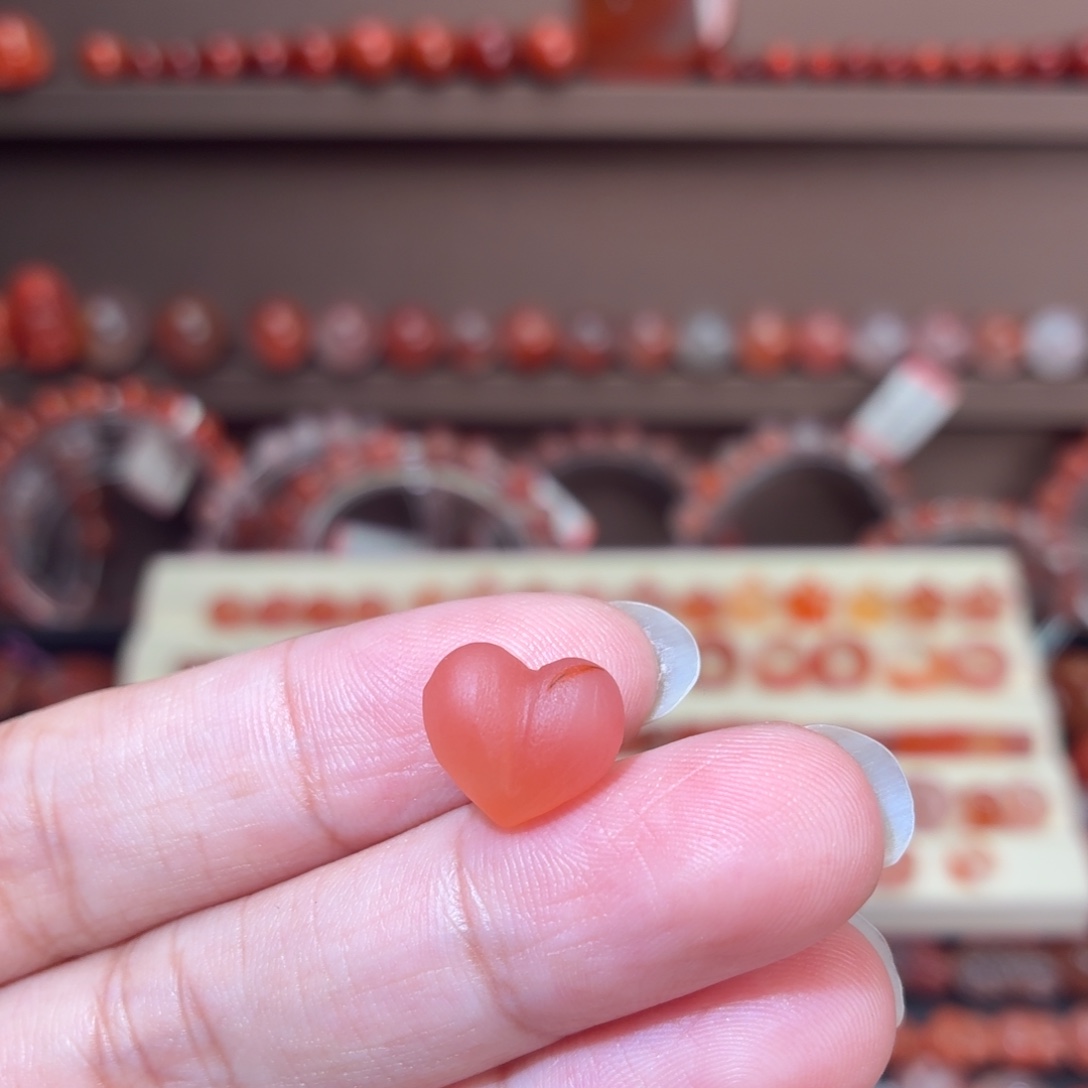 未镶嵌川料南红玛瑙屁桃心