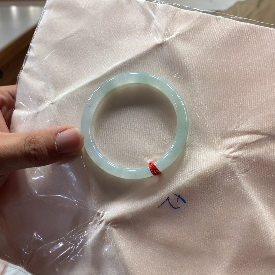 翡翠手镯未镶嵌微瑕