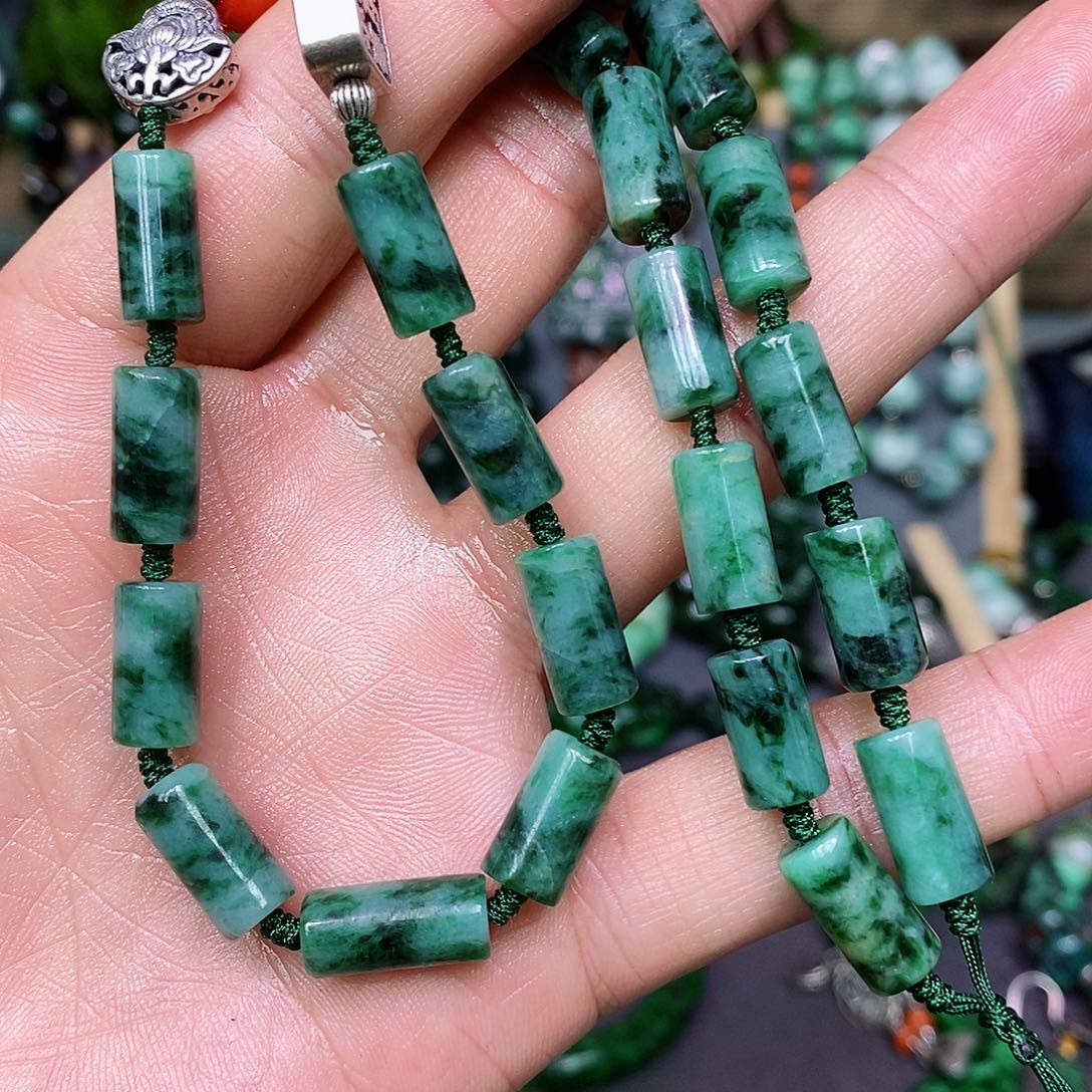 翡翠颈饰未镶嵌张*鲁漂亮美眉