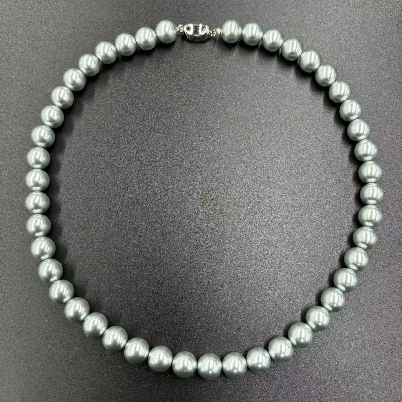 x588-轻奢气质设计款奶油灰圆珠贝珠项链-赠礼盒