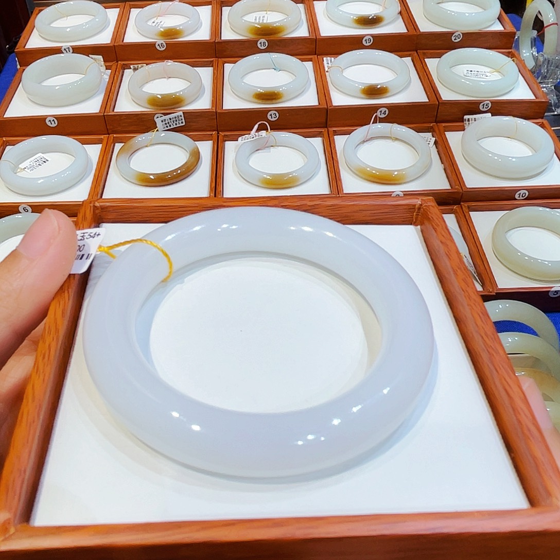 *****未镶嵌手镯和田玉