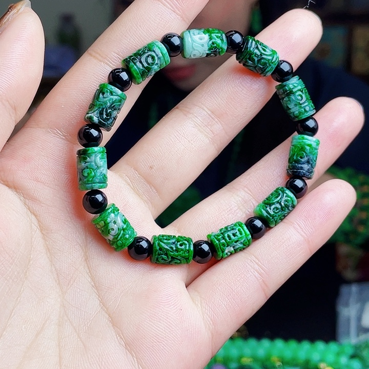 翡翠未镶嵌颈饰多样性