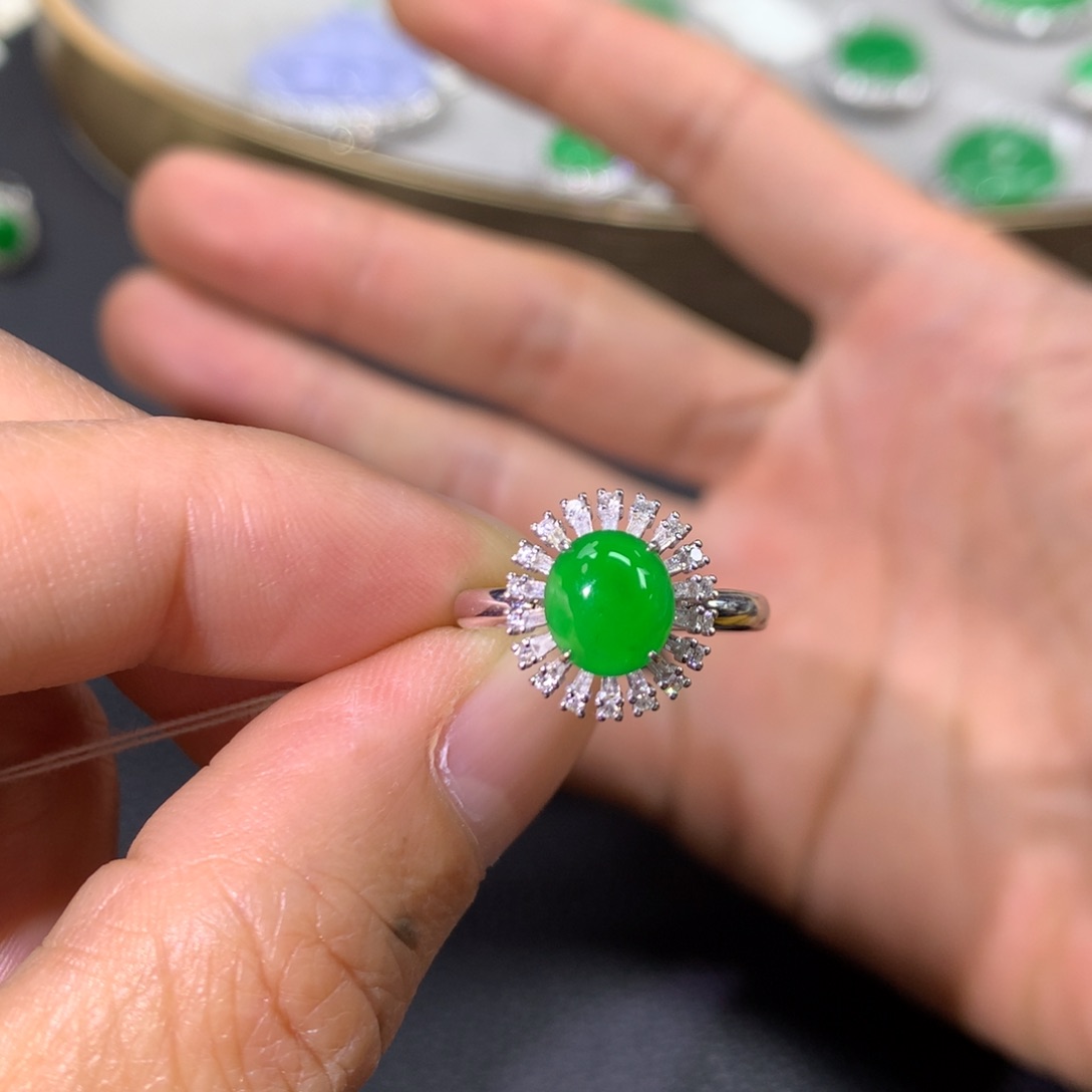 翡翠戒指18K金镶嵌翡翠