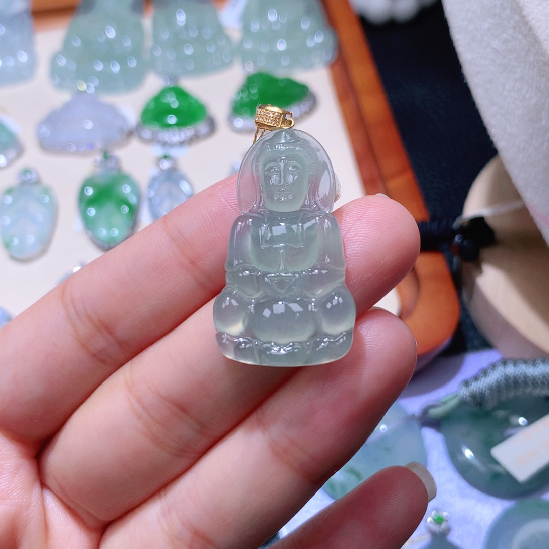 颈饰18K金镶嵌翡翠观音