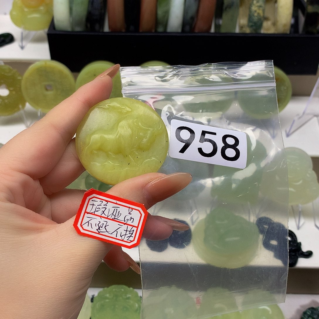 蛇纹石玉颈饰未镶嵌