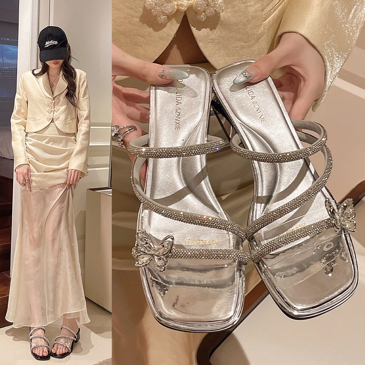 【4厘米跟高】粗跟蝴蝶结水钻露趾休闲风一字拖外穿高跟城市游牧风