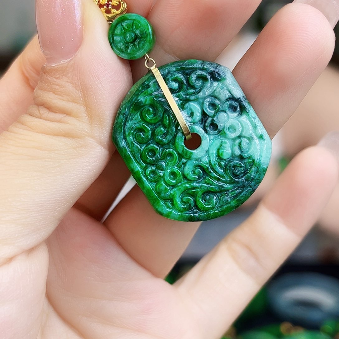 翡翠18K金镶嵌颈饰多样性