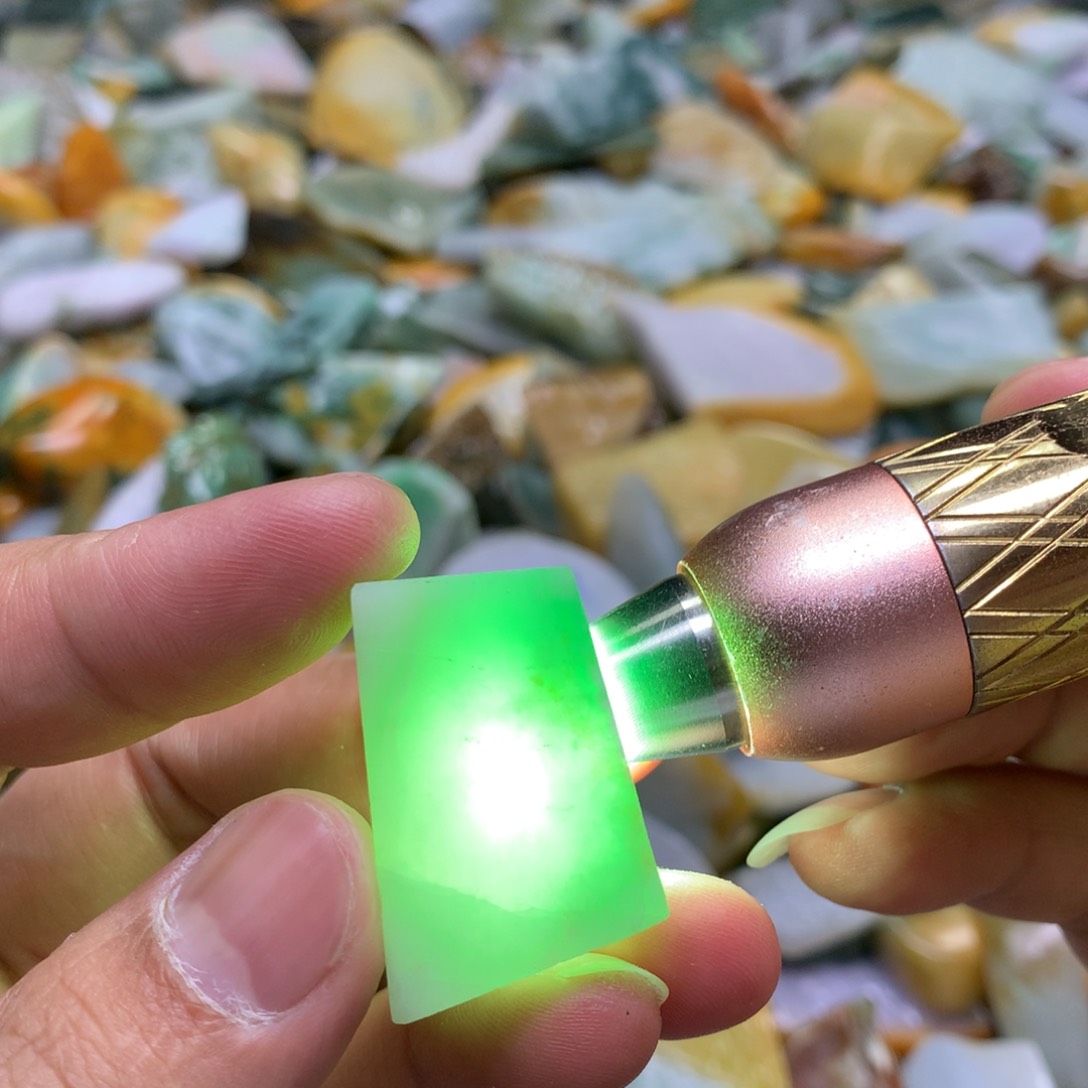 翡翠颈饰未镶嵌天然翡翠