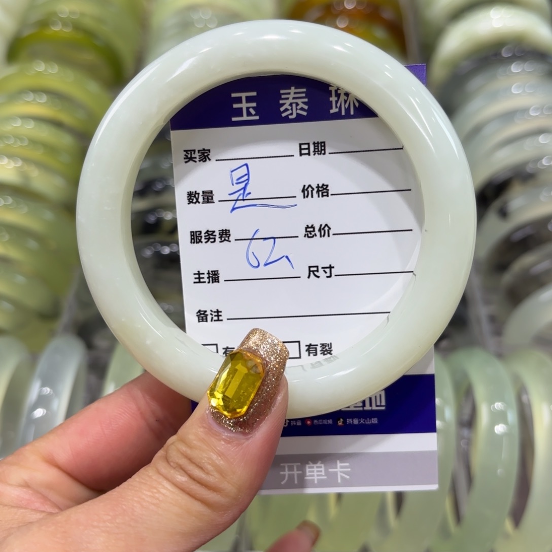 岫玉手镯未镶嵌是**啊天然