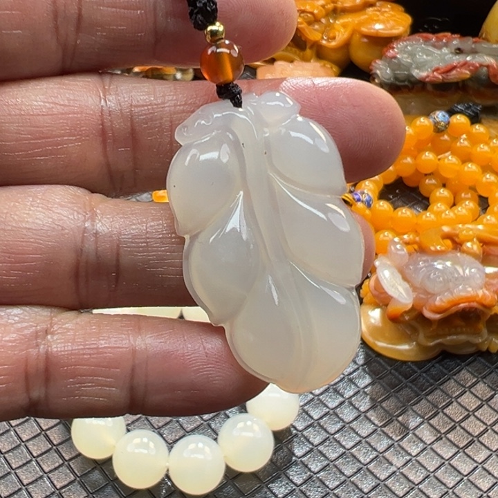 石英质玉（黄龙玉）颈饰未镶嵌