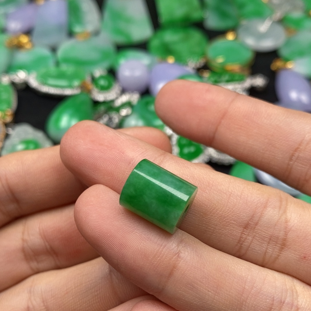 潇***潇翡翠未镶嵌颈饰翡翠