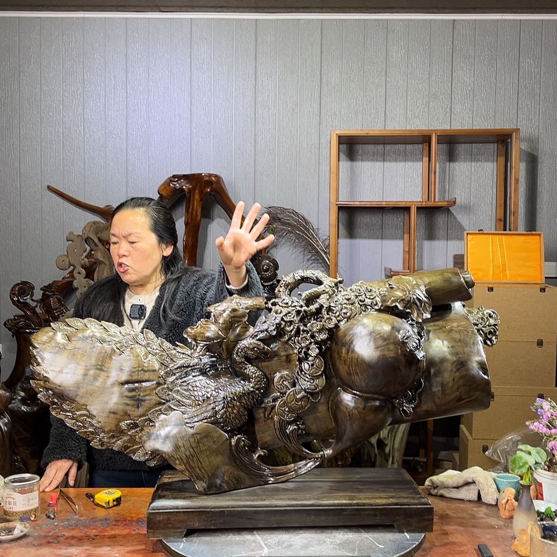 金丝楠阴沉木孔雀摆件