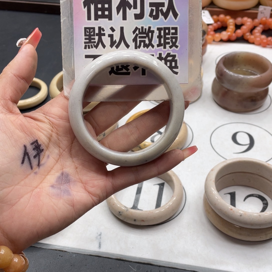 石英质玉未镶嵌手镯鸿****浴
