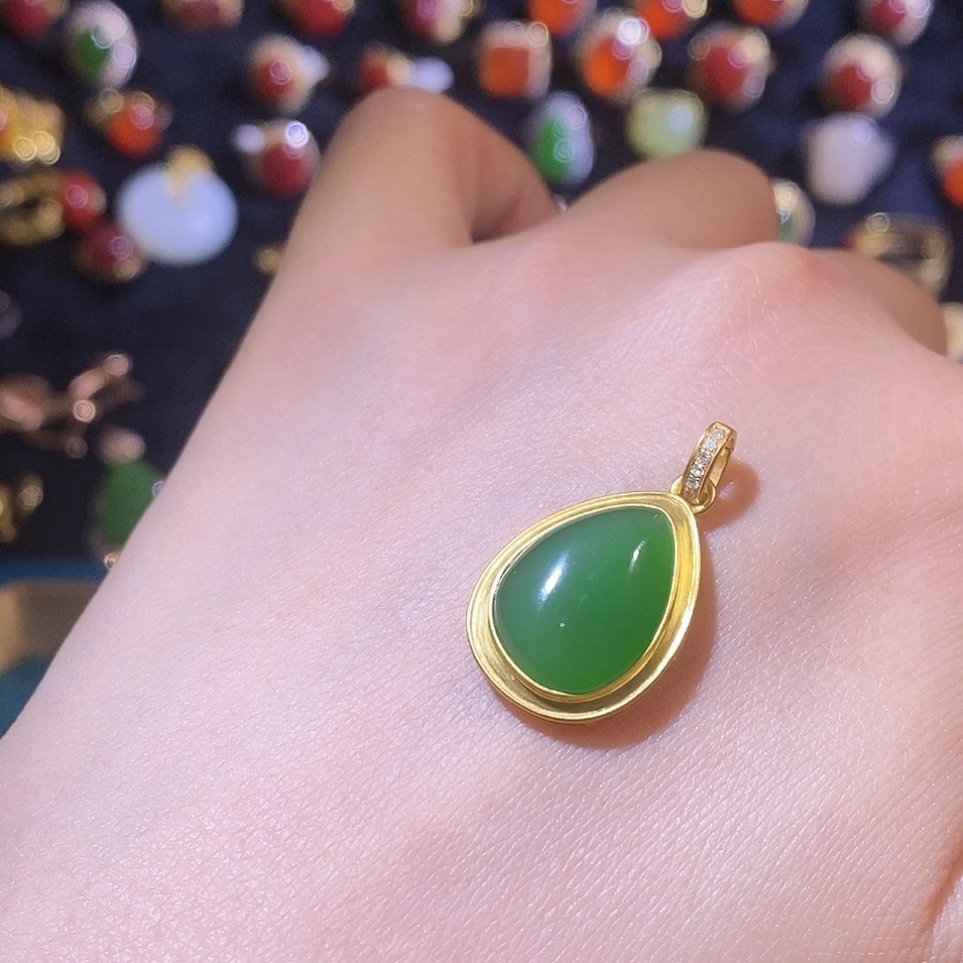 和田玉吊坠(不含链)18K金镶嵌