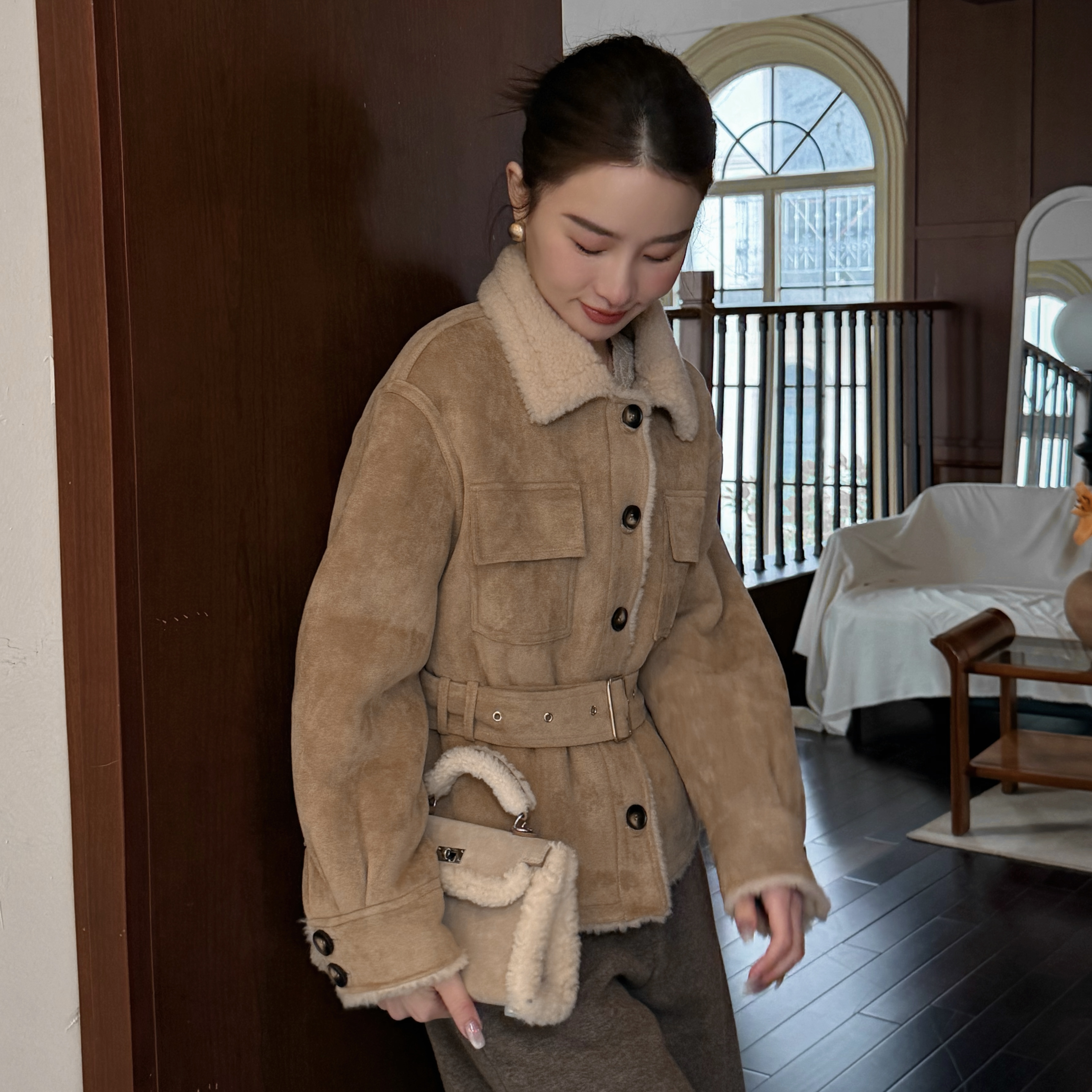 HELA AOMI “罗兰皮草”绵羊毛100%高级感翻领保暖短皮草CY5DC02425