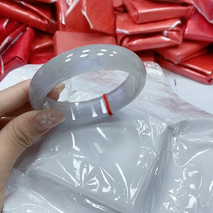 奕****翡翠手镯未镶嵌152。 