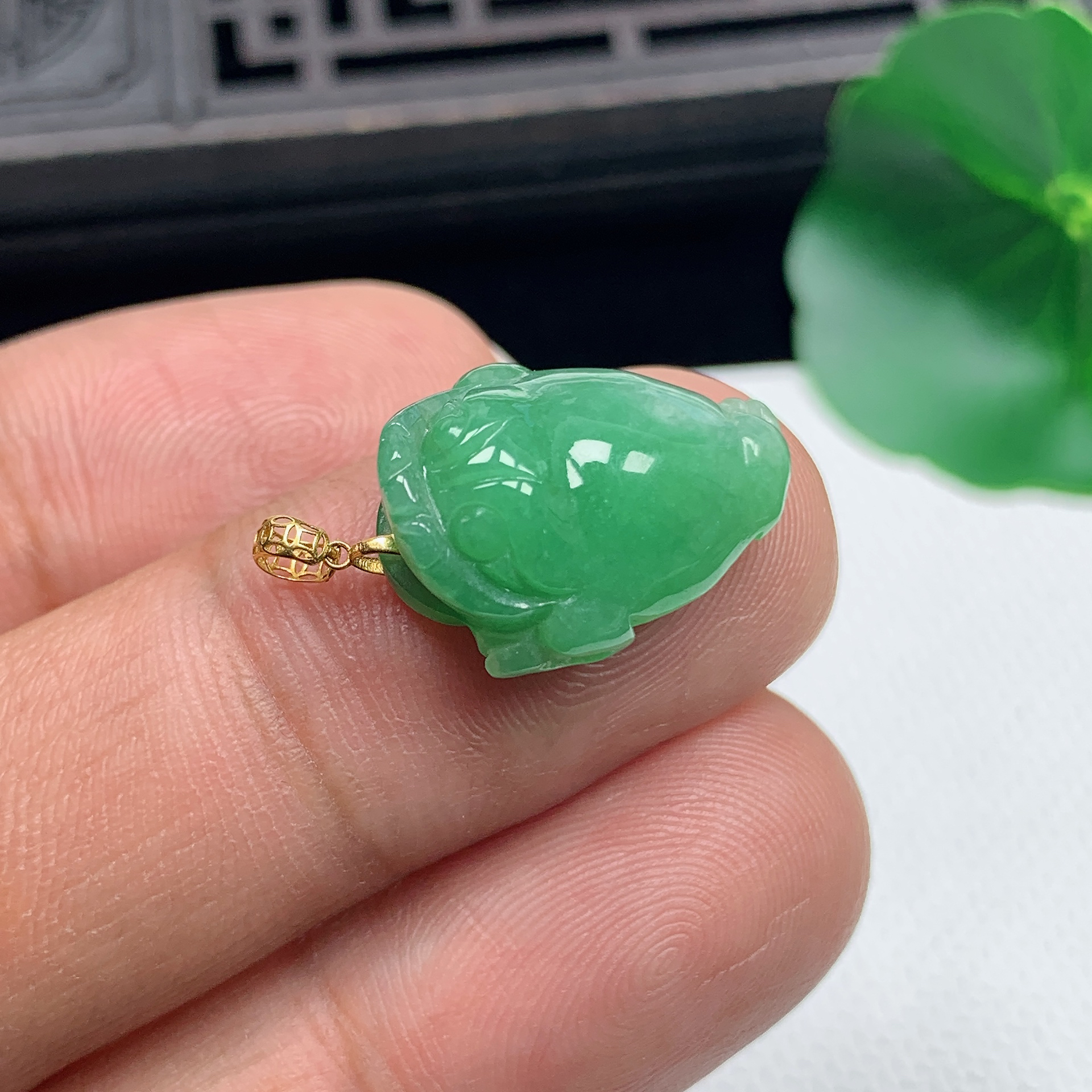 天然翡翠A货18K金扣精美飘绿立体金蟾小吊坠尺寸19.1*13.8*7.8mm