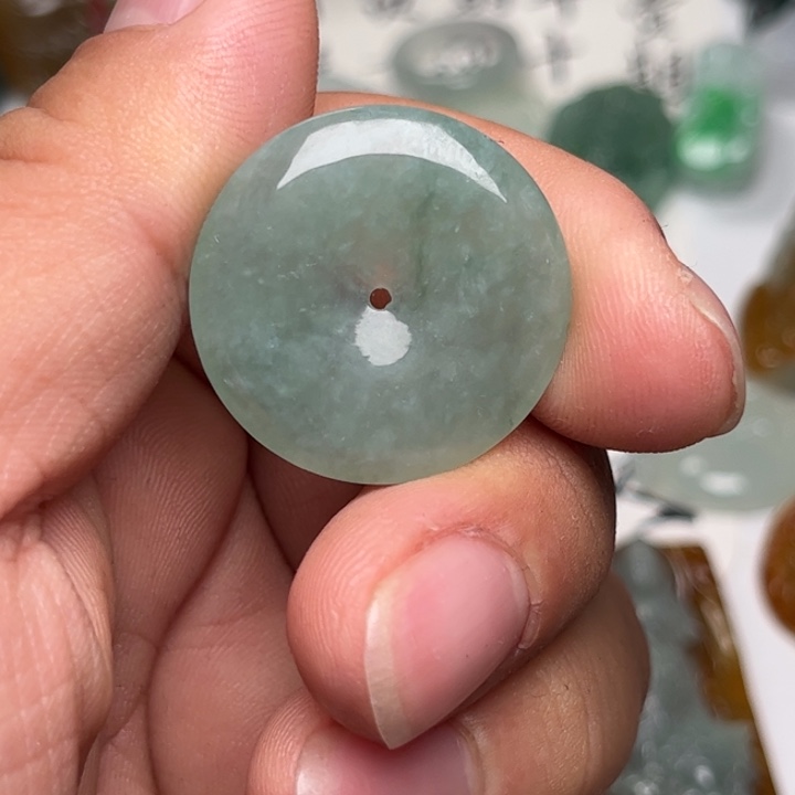 翡翠未镶嵌颈饰平安扣