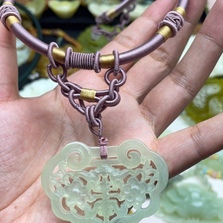 蛇纹石玉未镶嵌颈饰