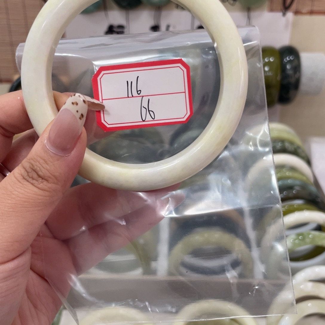 蛇纹石玉手镯未镶嵌