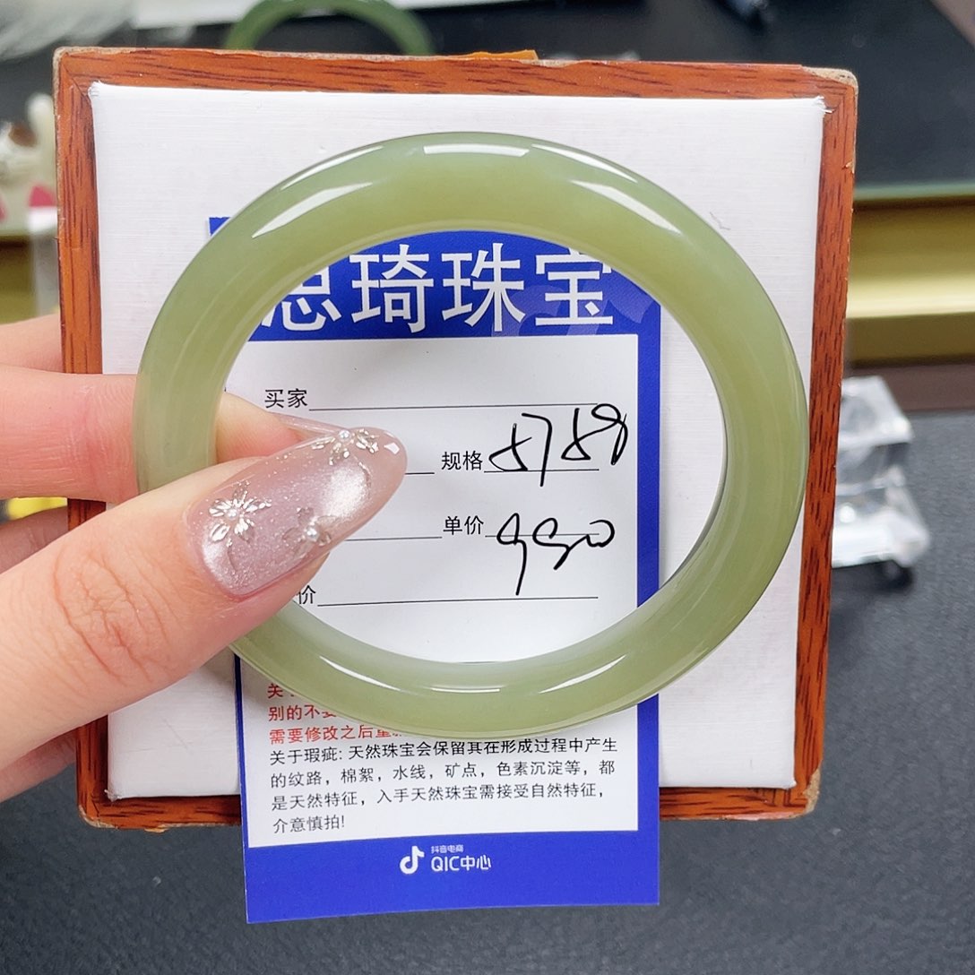 和田玉手镯未镶嵌