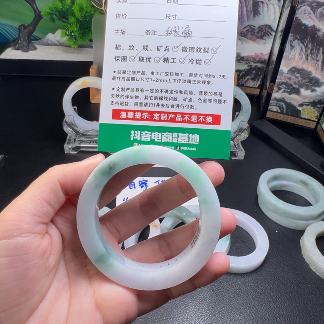 灵****定制翡翠未镶嵌手镯