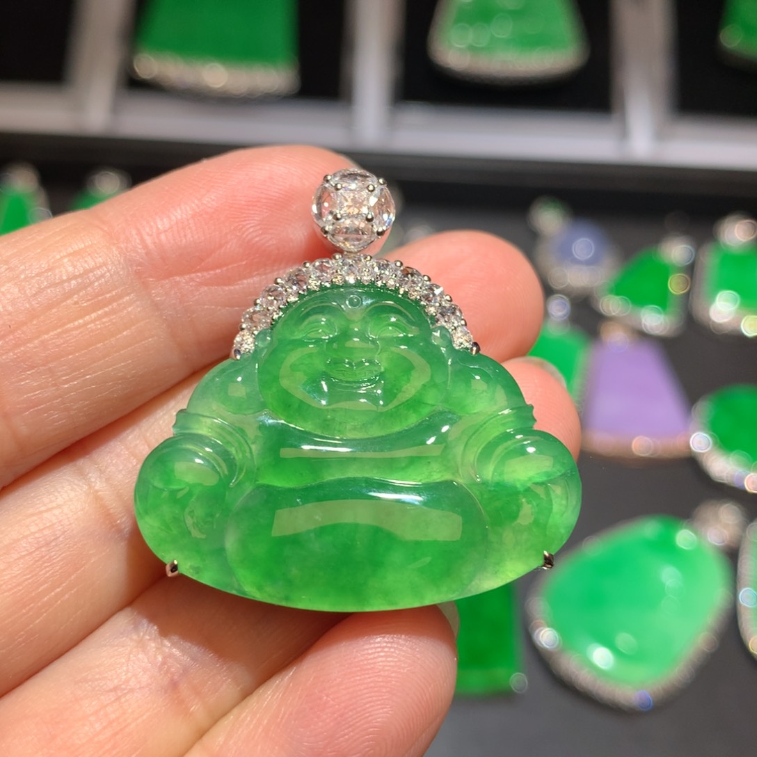 翡翠颈饰18K金镶嵌木*?翡翠