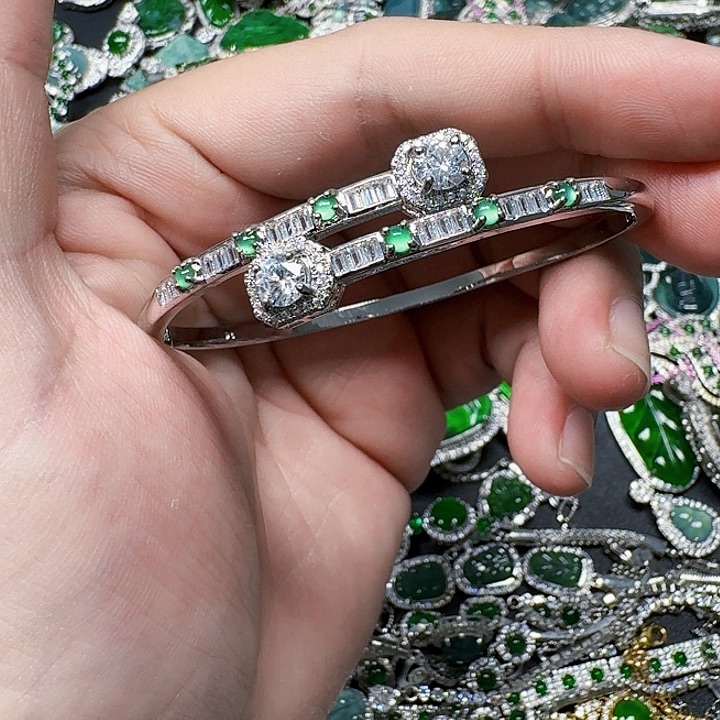 翡翠颈饰未镶嵌天然A货翡翠放漏