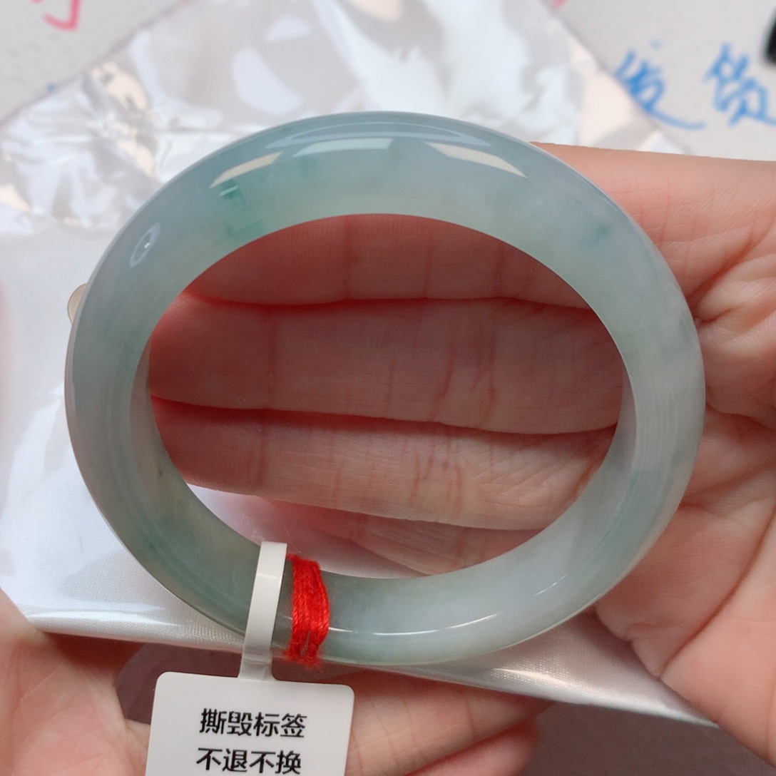 翡翠手镯未镶嵌55圈 有纹