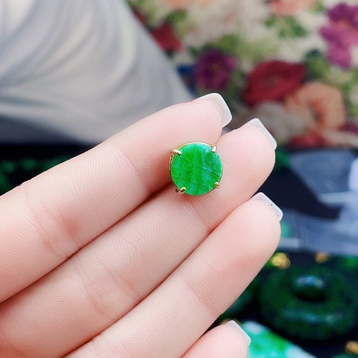 翡翠未镶嵌颈饰多样性有瑕疵