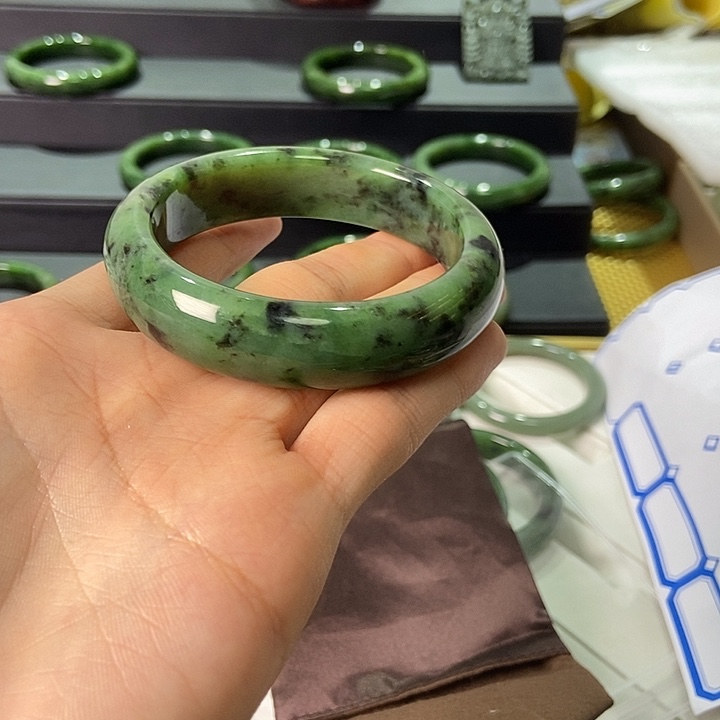 小***儿和田玉（碧玉）未镶嵌手镯