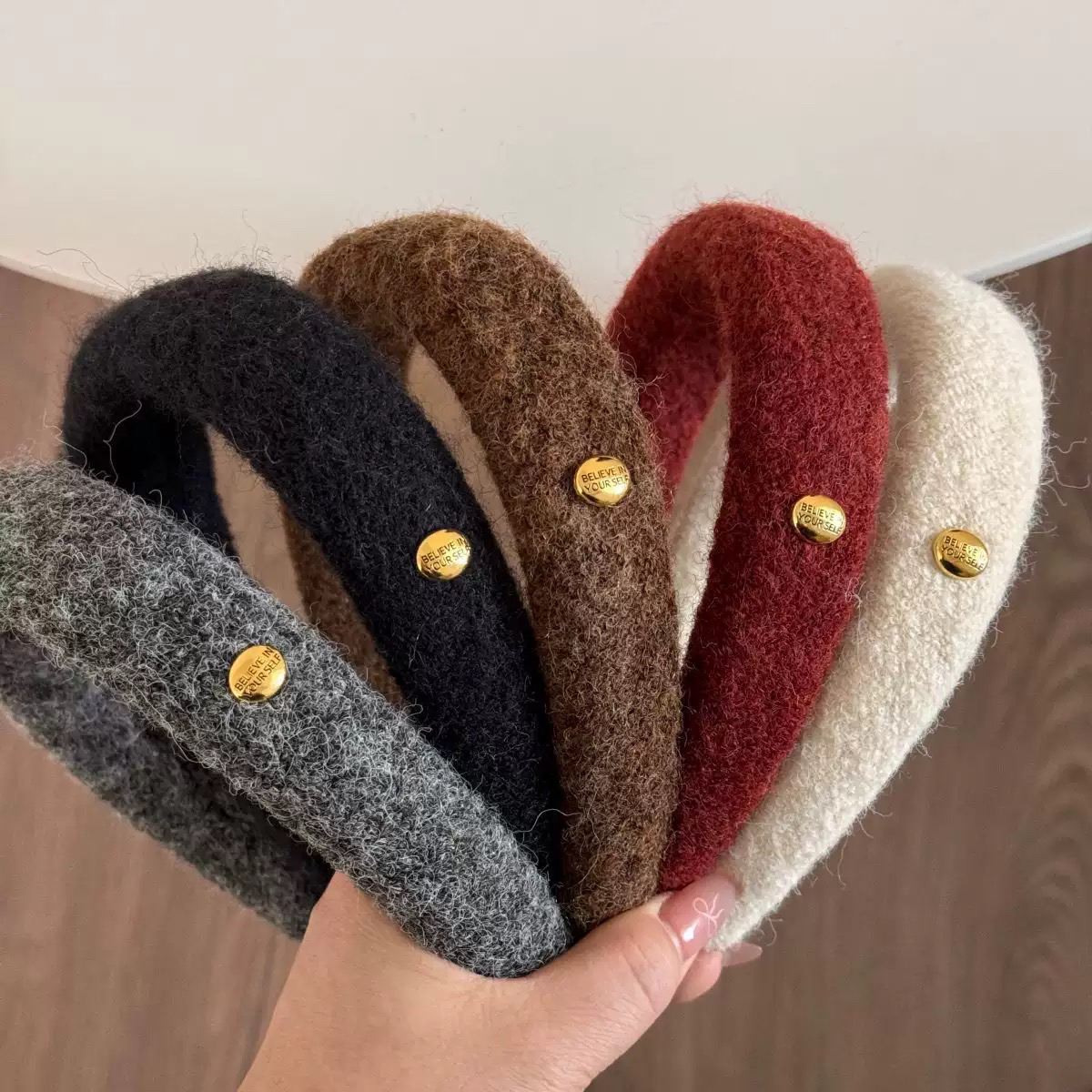 2025毛呢椭圆金扣高颅顶发箍女2025秋冬新款毛毛头箍发饰日常发卡