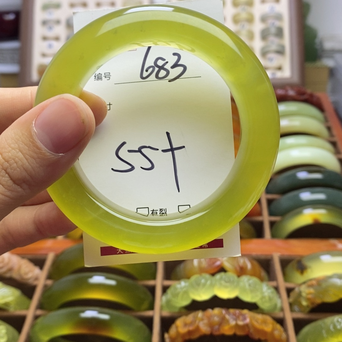 闪***蕊蛇纹石玉未镶嵌手镯