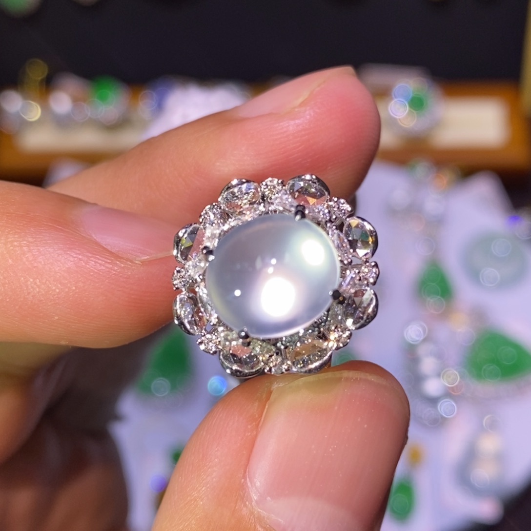 【闪购商品】吊坠(不含链)18K金镶嵌翡翠