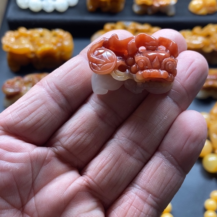 石英质玉（黄龙玉）未镶嵌颈饰