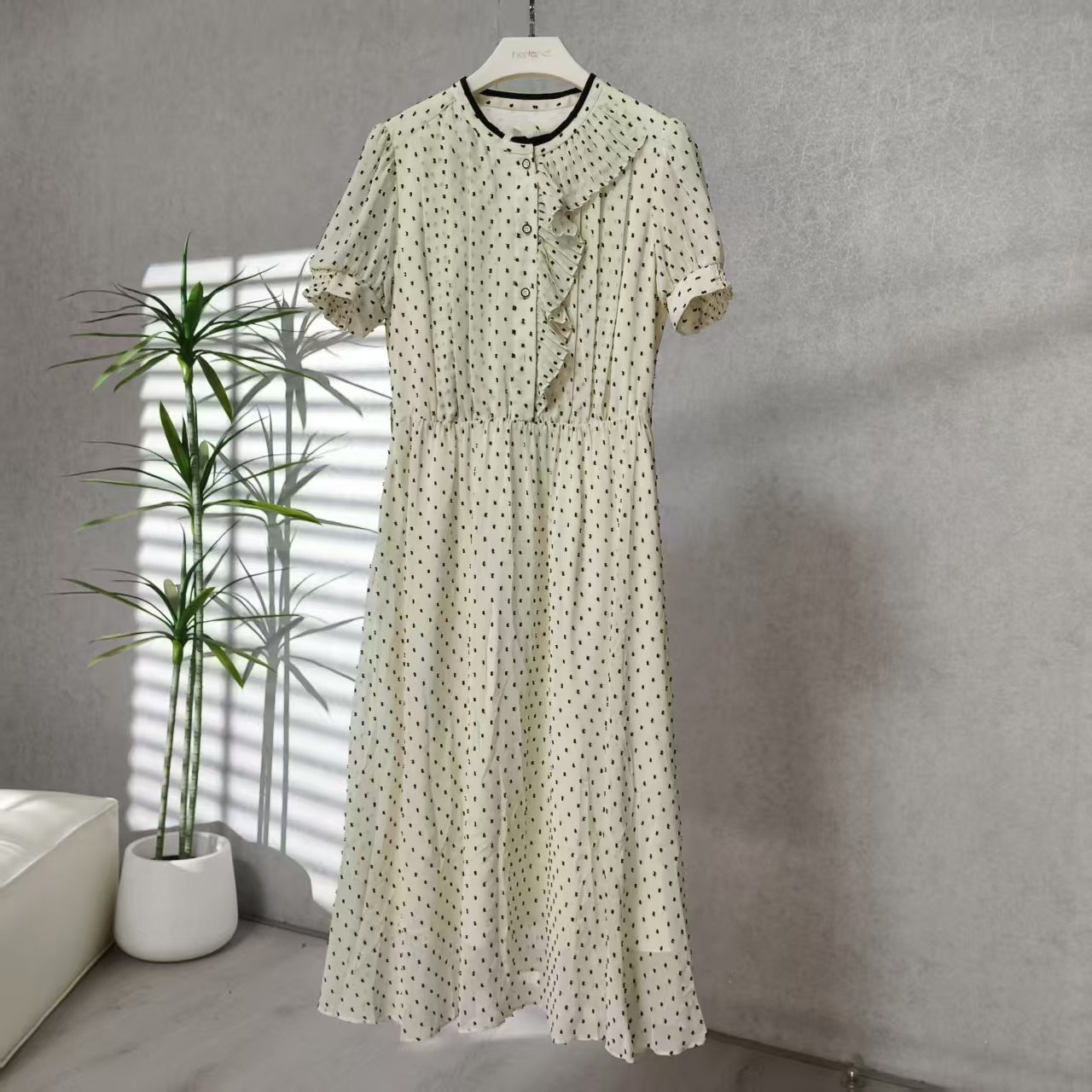 LI丽系列  Y140-5  女装夏季时尚短袖连衣裙米白C79516041