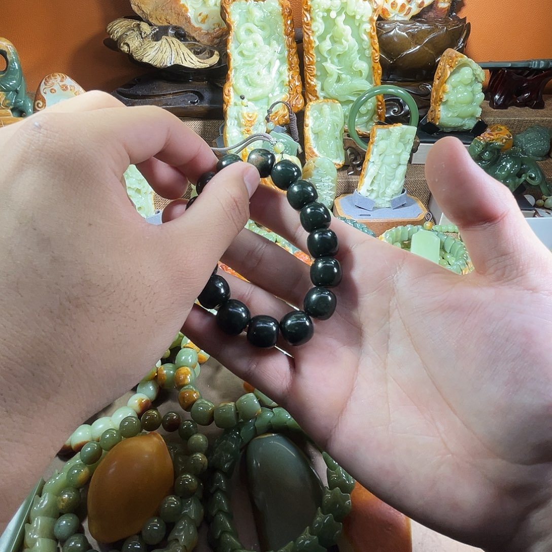 透闪石质玉未镶嵌珠宝奇石