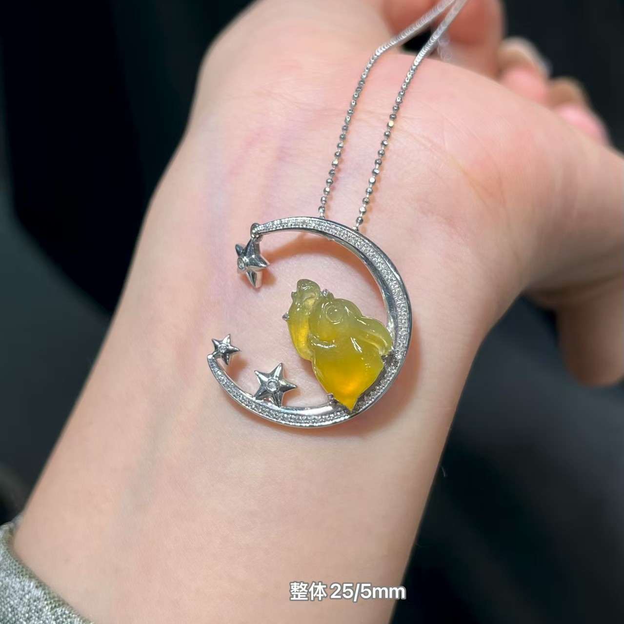 18K金镶嵌冰鸡油黄小兔子吊坠种老水足起荧光胶润颜色鲜艳靓丽