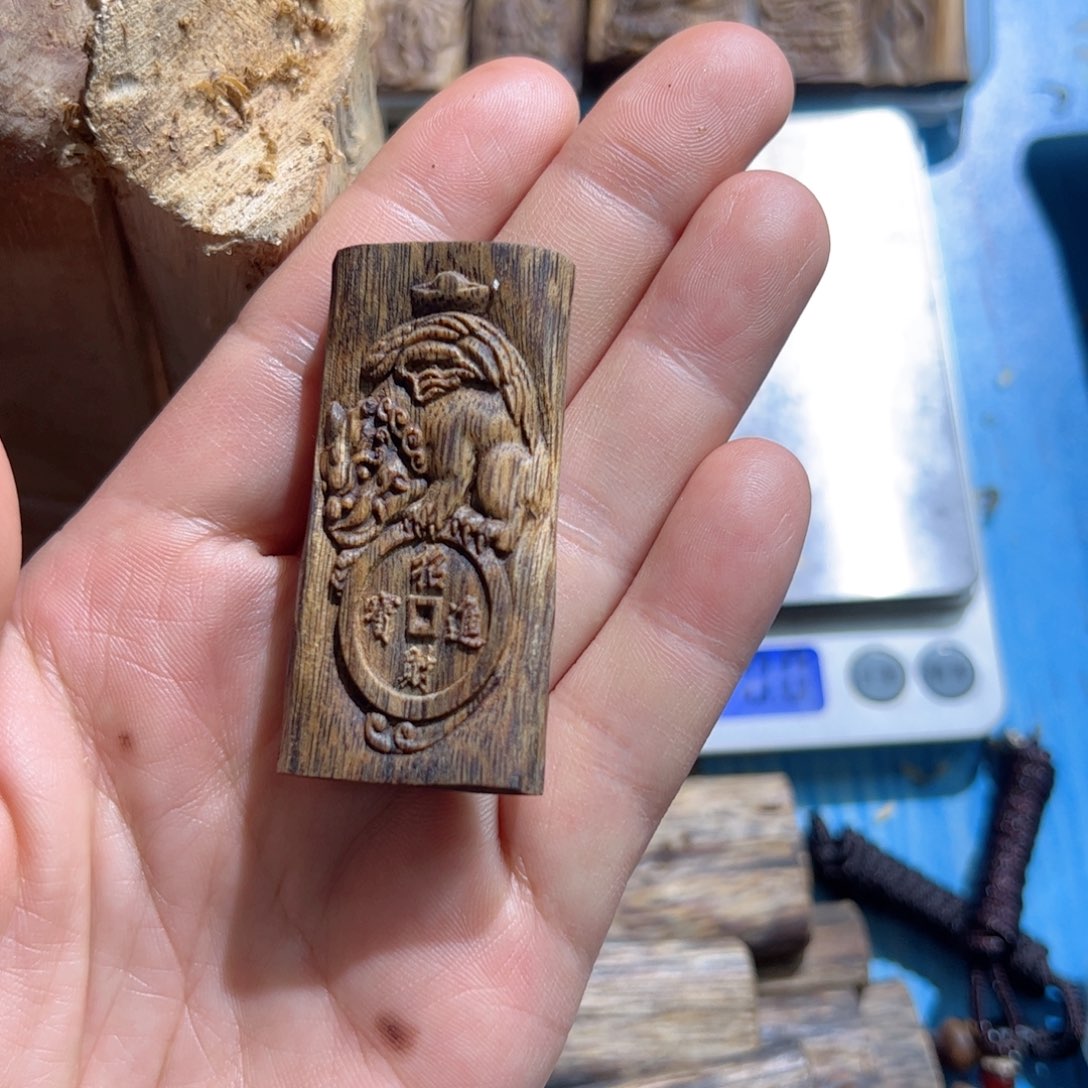 沉香吊坠白棋貔貅8.6克