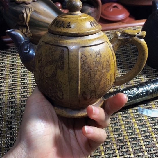 紫砂茶壶原矿泥料手工制作的紫砂壶。