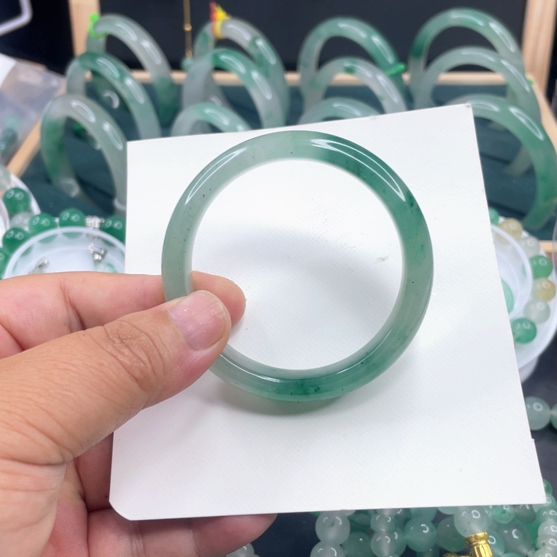 未镶嵌手镯石英质玉