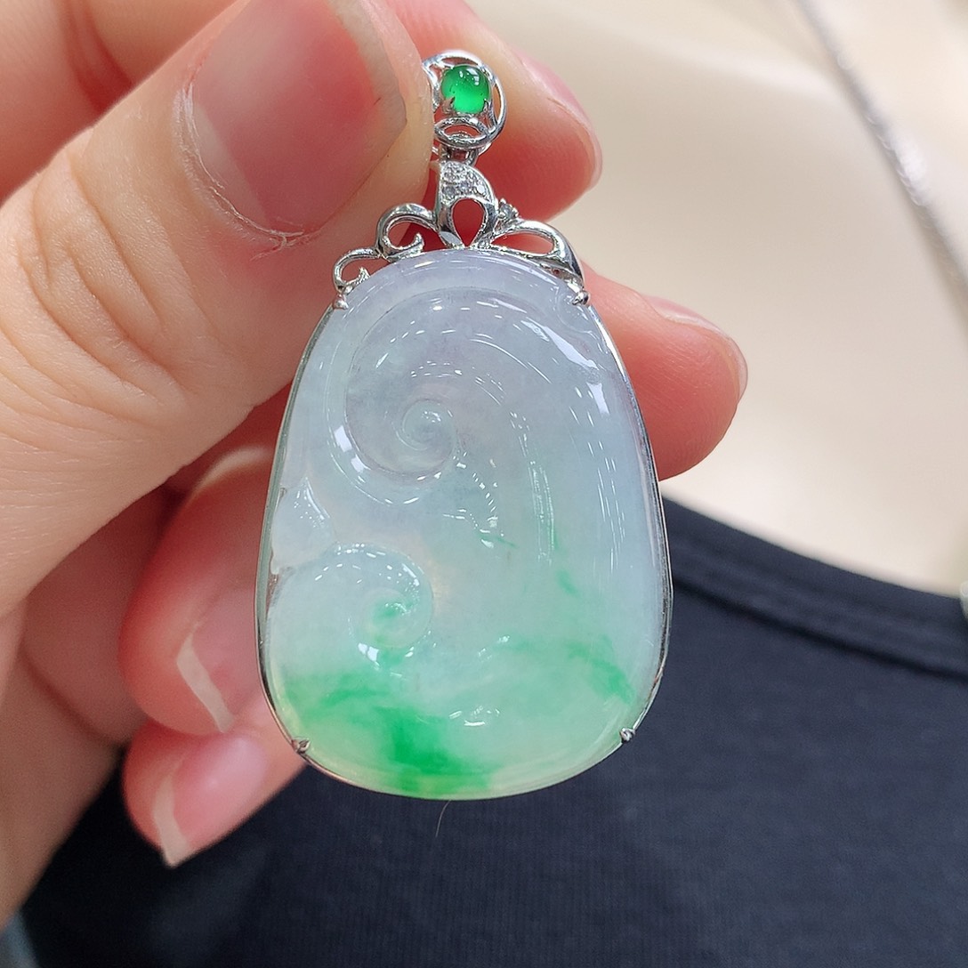 翡翠18K金镶嵌颈饰如意