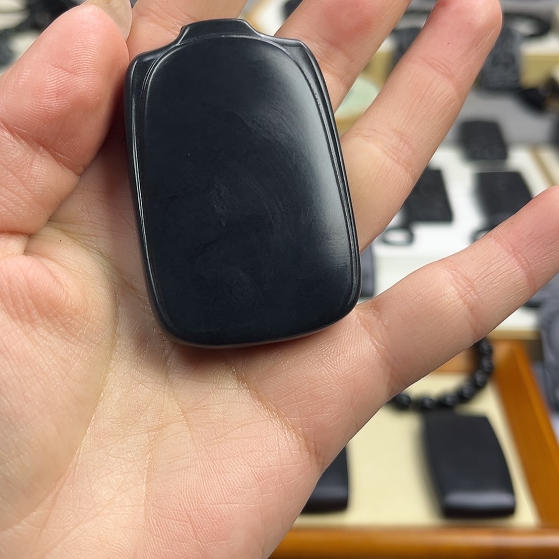 幸***安和田玉（墨玉）未镶嵌颈饰46面包羊脂